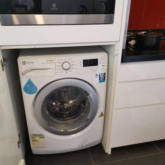 Apartment Arcoris Mont Kiara-2-6px-netflix-balcony-osim-xbox-super Fast Internet Kuala Lumpur