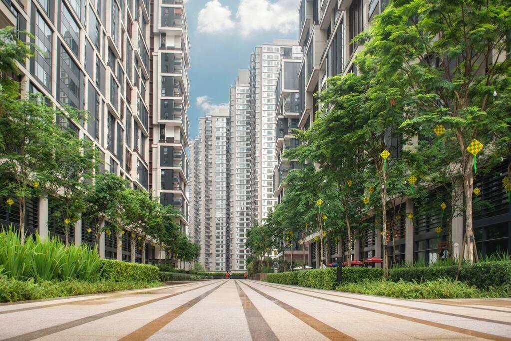 Arcoris Mont Kiara-2-6px-netflix-balcony-osim-xbox-super Fast Internet Apartment