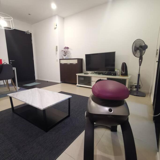 Arcoris Mont Kiara-2-6px-netflix-balcony-osim-xbox-super Fast Internet Apartment Kuala Lumpur