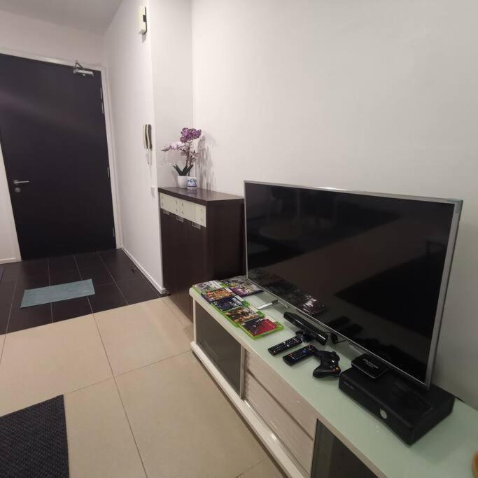 Apartment Arcoris Mont Kiara-2-6px-netflix-balcony-osim-xbox-super Fast Internet Kuala Lumpur